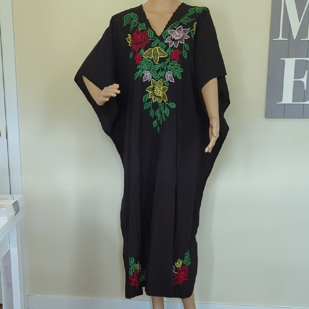 Winlar Black Floral Embroidered Kaftan